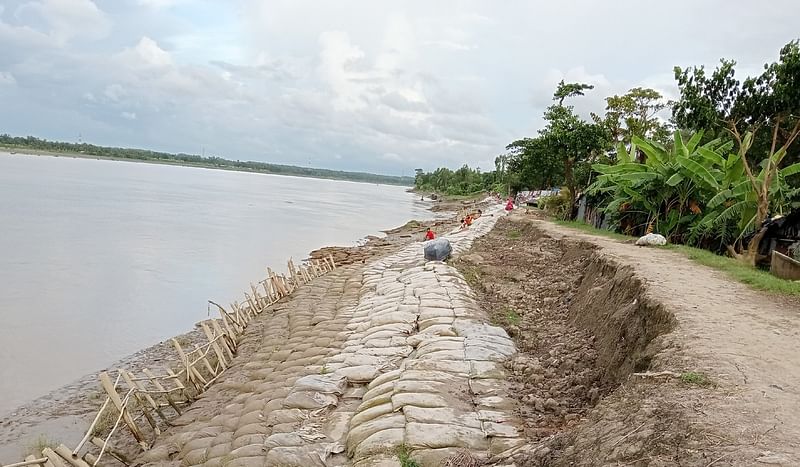 এভাবে ভাঙছে আনোয়ারা উপজেলার জুঁইদণ্ডী। আজ দুপুরে ২ নম্বর ওয়ার্ড এলাকায়